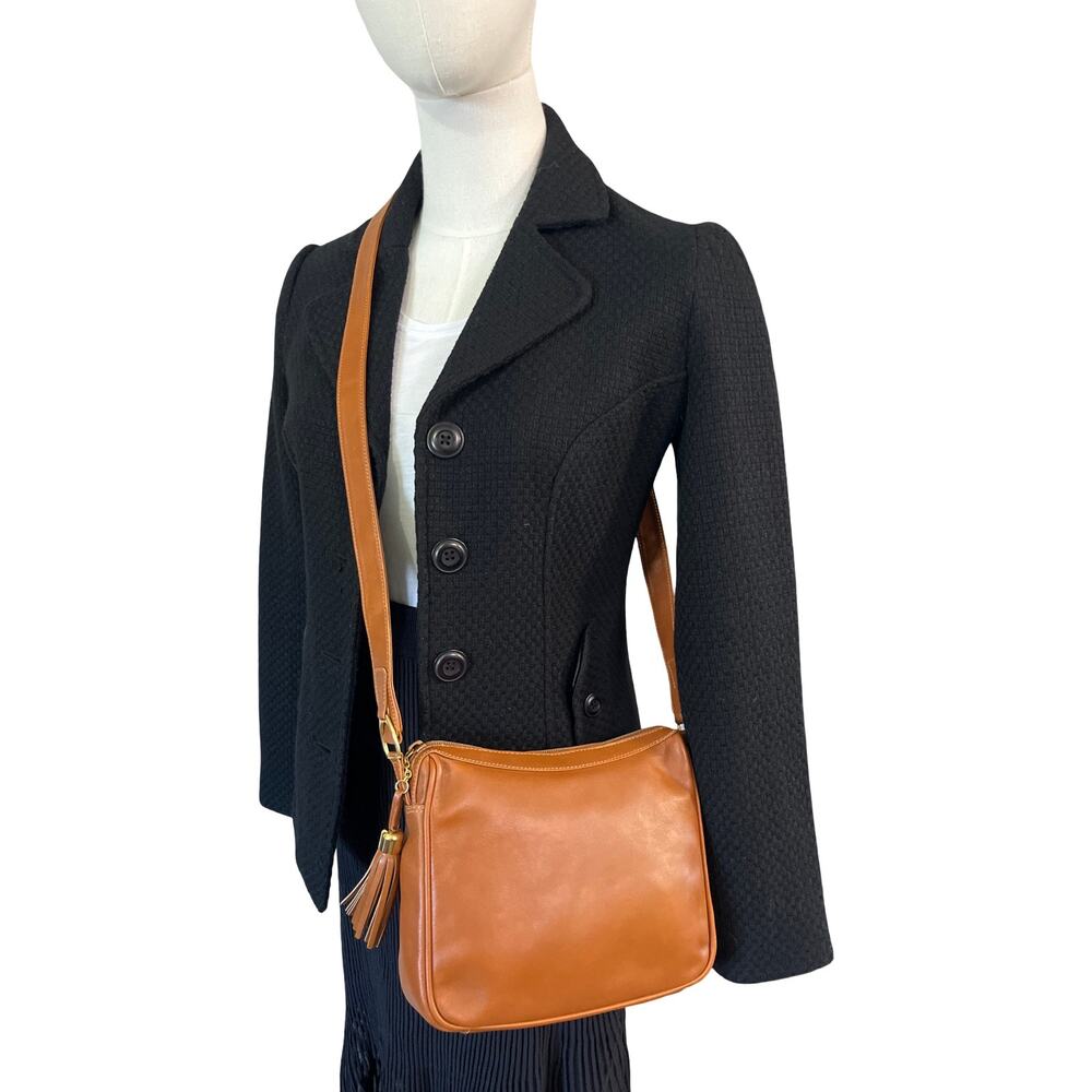 Gucci Vintage Tan Leather Shoulder Bag Gold Hardware Suede Lining Italy